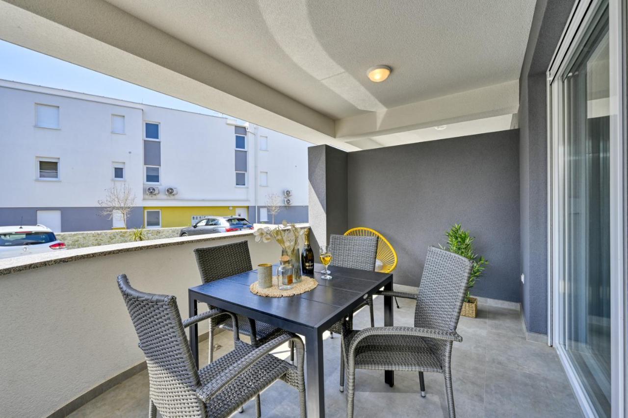 Relax Apartments Novalja Exterior photo